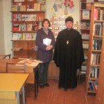 Священник посетил городскую библиотеку.