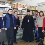 Священник Свято-Троицкого храма посетил городскую библиотеку.