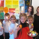 Дети Мелитопольского центра реабилитации украшали писанки на уроке «Разноцветие Пасхи»