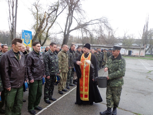 СВЯЩЕННИК ПОЗДРАВИЛ ЛЕТЧИКОВ С ВОСКРЕСЕНИЕМ ГОСПОДНИМ. (14.04.2015)