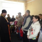 БЛАГОЧИННЫЙ ПОЗДРАВИЛ ПЕРЕСЕЛЕНЦЕВ СО СВЕТЛЫМ ВОСКРЕСЕНИЕМ ГОСПОДНИМ. (14.04.2015)