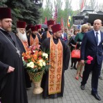 Cвященники Мелитопольского благочиния, во главе с благочинным церквей Мелитополя, возложили цветы на братском кладбище у мемориала «Скорбящая мать», в память о погибших в Великой Отечественной войне.