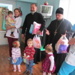 В день памяти свт. Николая священнослужители собора во имя св. блгв. князя Александра Невского посетили детскую больницу.