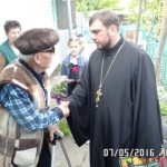 Священник и воспитанники воскресной школы "Радуга" поздравили ветерана с Днем Победы.