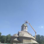 На строящемся храме в Мелитополе воздвигли крест и купол. (02.08.2017)