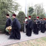 Священнослужители Мелитопольского благочиния в День Великой Победы возложили цветы на аллее славы.