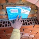 В Свято-Георгиевском храме заложили в стену храма поминальные кирпичи.
