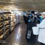Священнослужители Мелитополя освящают пасхальные куличи в пекарнях города