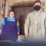 Мелитопольские священнослужители развезли продуктовые пакеты для малоимущих горожан.