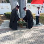 В Мелитополе на братском кладбище, священнослужители отслужили поминальную службу по павшим воинам ВОВ.