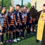 В Мелитополе благочинный благословил футбольный матч.