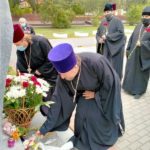 В день освобождения города Мелитополя, священнослужители Мелитопольского благочиния возложили цветы к стеле Скорбящей Матери.